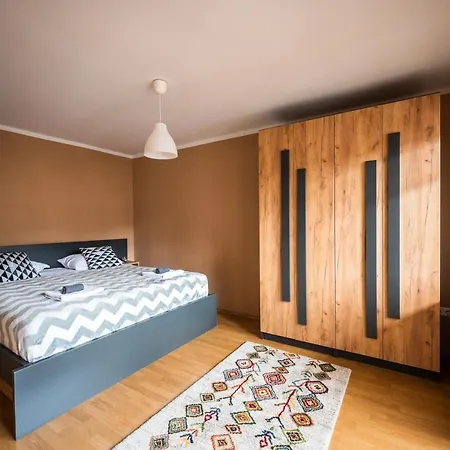 Duplex For Up To 12 People- Old Town Apartment